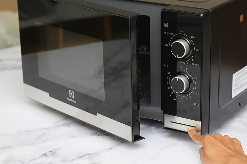 Lò vi sóng Electrolux EMM2318X 23 lít Lò vi sóng Electrolux EMM2318X 23 lít